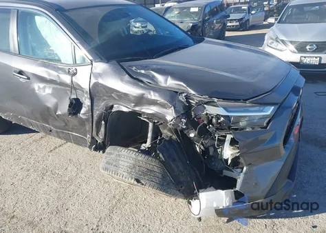 2022 Toyota Rav4 Xle z USA, uszkodzony, nr VIN 2T3W1RFV4NC193627